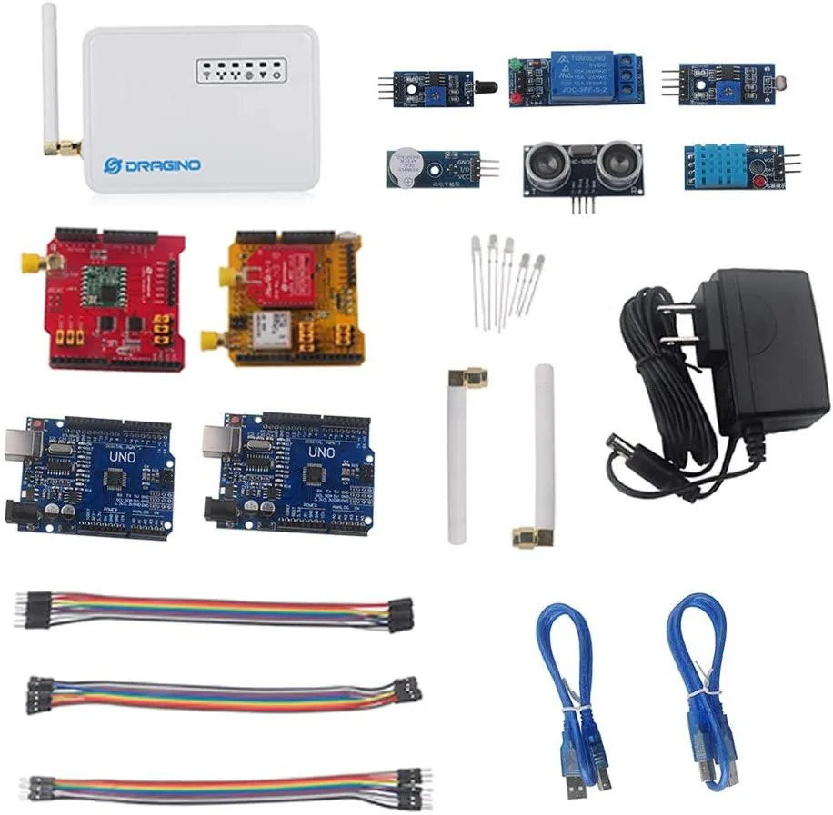 Inhalt eines Lernpakets: Dragino-Gateway, zwei Arduino-Uno-Boards, zwei LoRa-Erweiterungsplatinen, Sensormodule, LEDs, Antennen, Netzteil und Kabel