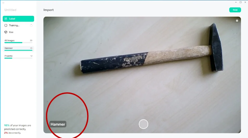 Aufnahme über die Kamera: Jedes Bild erhält direkt sein Label. Quelle: Screenshot aus Lobe (Microsoft). Kameraaufnahme eines Hammers in Lobe, beschriftet mit dem Label „Hammer“