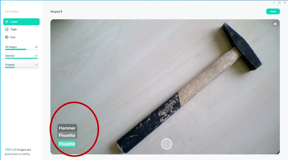 Training: 100 % der Bilder werden korrekt vorhergesagt. Quelle: Screenshot aus Lobe (Microsoft). Lobe beim Training: Das Kamerabild eines Hammers mit den Label-Vorschlägen Hammer und Pinzette